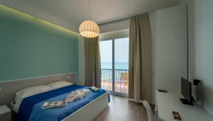 una camera con letto e vista sull'oceano di Sicilian Charm a Marina di Ragusa