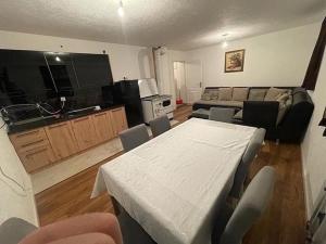 - un salon avec une table, des chaises et un canapé dans l'établissement Vikendica Golija, à Novi Pazar