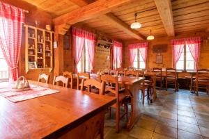 מסעדה או מקום אחר לאכול בו ב-Penzion a hostinec Kyjovská terasa