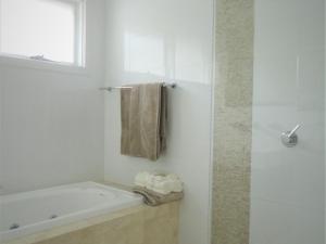 ジェリンゴンにあるWerri Escapeの白いバスルーム(バスタブ付)、窓が備わります。 +10枚の写真