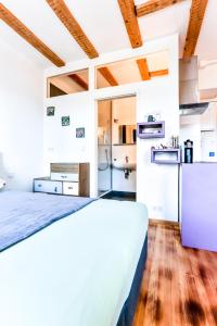 um quarto com uma cama num quarto com uma cozinha em A-Apartment em Bad Säckingen