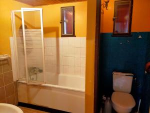 ein Badezimmer mit einem WC, einer Badewanne und einem Waschbecken in der Unterkunft Gîte au pays des lavandes in Aurel