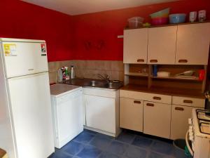 eine Küche mit einem weißen Kühlschrank und einer Spüle in der Unterkunft Gîte au pays des lavandes in Aurel