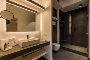 马略卡岛帕尔马Hotel Can Cirera的带水槽、马桶和镜子的浴室