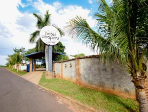 a hotel dropoff sign on the side of a street at HOTEL ABAPORU in Adamantina