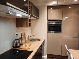 una piccola cucina con lavandino e frigorifero di Résidence Privée entre Varengeville/mer & Dieppe a Hautot-sur-Mer