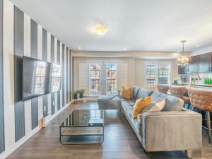 A seating area at Boutique 3Br+Study Townhouse - Oakville