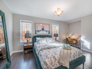 a bedroom with a green bed and a table at Boutique 3Br+Study Townhouse - Oakville in Oakville