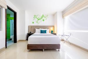 1 dormitorio con 1 cama grande en una habitación en Ayenda 1136 MH, en Pereira