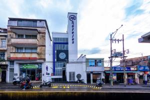 a group of motorcycles parked in front of a building at Ayenda 1136 MH in Pereira