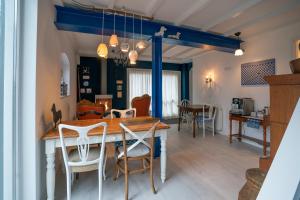 - une cuisine et une salle à manger avec une table et des chaises dans l'établissement Bed & Breakfast Mir Lo, à Mierlo