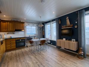 Kitchen o kitchenette sa Fredvang Panorama Lofoten
