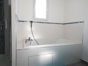 baño blanco con lavabo y ventana en Villa du Vallon, en Allemagne-en-Provence 12 fotos más