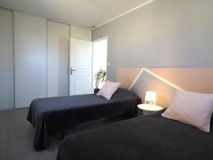 um quarto com 2 camas e uma janela em Villa du Vallon em Allemagne-en-Provence