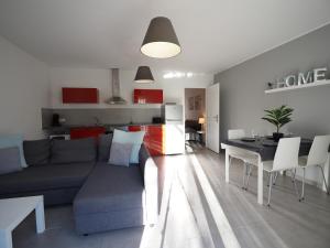 a living room with a couch and a table and a kitchen at Appartement dans le verdon in Allemagne-en-Provence