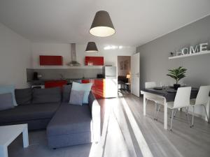 Il comprend un salon avec un canapé et une table. dans l'établissement Appartement dans le verdon, à Allemagne-en-Provence