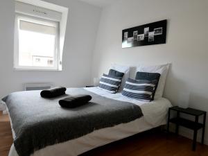 una camera con un letto con due cuscini sopra di Expérience Malouine - Appt T3-Coeur de Malo-Plage a Dunkerque