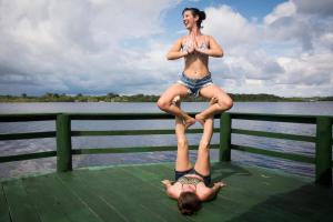 Eine Frau steht auf einer anderen Frau auf einem Dock in der Unterkunft Amazônia LODGE Exxperience in Cajual
