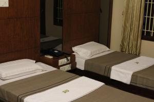 Postel nebo postele na pokoji v ubytování Raj Residency Salem