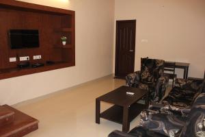 Televízia a/alebo spoločenská miestnosť v ubytovaní Raj Residency Salem