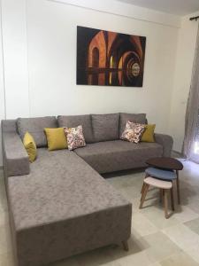 - un salon avec un canapé et une table dans l'établissement GHS app, à Akouda