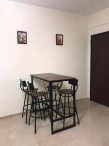 a table and four chairs in a room at GHS app in Akouda