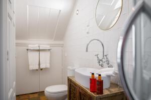 La salle de bains est pourvue d'un lavabo, de toilettes et d'un miroir. dans l'établissement De Olde Signorie, à Leeuwarden