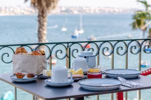 een tafel met eten en uitzicht op het water bij Westlight Cascais Chalet - Adults Only in Cascais