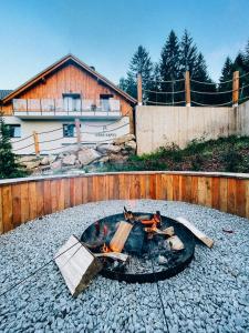 a fire pit in a backyard with a house at Leśna Kąpiel in Karpacz