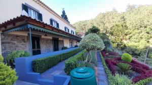 einen Garten vor einem Gebäude in der Unterkunft Quintinha da Romana in Câmara de Lobos