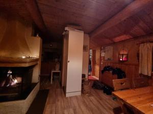 een woonkamer met een open haard in een huis bij PO's Stugby in Orsa