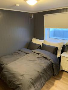 En eller flere senger på et rom på Lofoten - New apartment, close to airport.