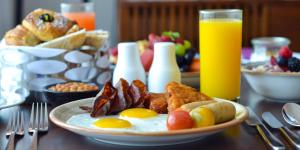 אפשרויות ארוחת הבוקר המוצעות לאורחים ב-Holiday Inn Louisville Downtown , an IHG Hotel