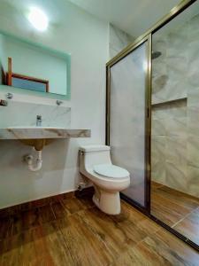 Kamar mandi di José y Glendy Hotel