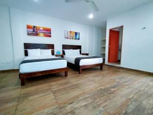Tempat tidur dalam kamar di José y Glendy Hotel