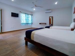 Tempat tidur dalam kamar di José y Glendy Hotel