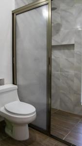 Kamar mandi di José y Glendy Hotel