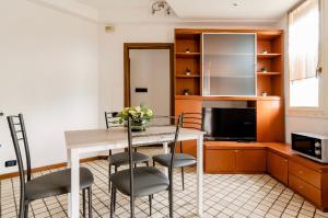 Η κουζίνα ή μικρή κουζίνα στο Tra natura e città - appartamento con giardino