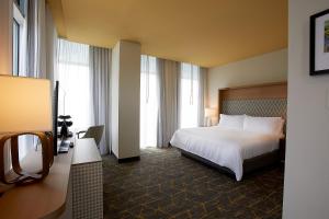En eller flere senge i et værelse på Holiday Inn Louisville Downtown , an IHG Hotel