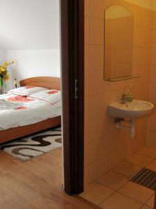 Ett badrum på Hotel Restauracja Rywa Verci