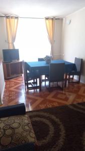 uma sala de jantar com uma mesa azul e cadeiras em Departamento, Playa Bellavista, Tomé em Tomé