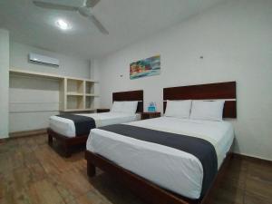 Tempat tidur dalam kamar di José y Glendy Hotel