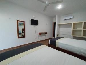 Tempat tidur dalam kamar di José y Glendy Hotel