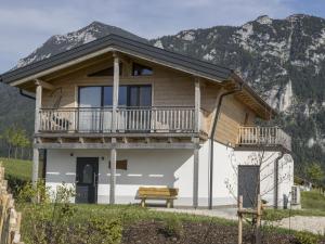 Chalet Gamsknogel, Inzell في انزل: منزل مع شرفة مع جبل في الخلفية