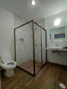 Kamar mandi di José y Glendy Hotel