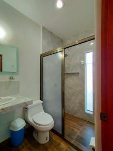 Kamar mandi di José y Glendy Hotel