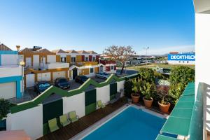 Utsikt över poolen vid Holiday villa in elite residential area of Faro eller i närheten