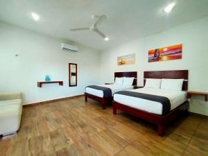 Tempat tidur dalam kamar di José y Glendy Hotel