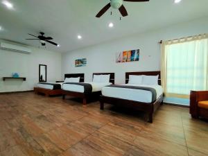 Tempat tidur dalam kamar di José y Glendy Hotel