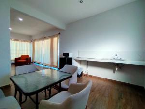 a living room with a table and chairs and a sink at José y Glendy Hotel in Progreso